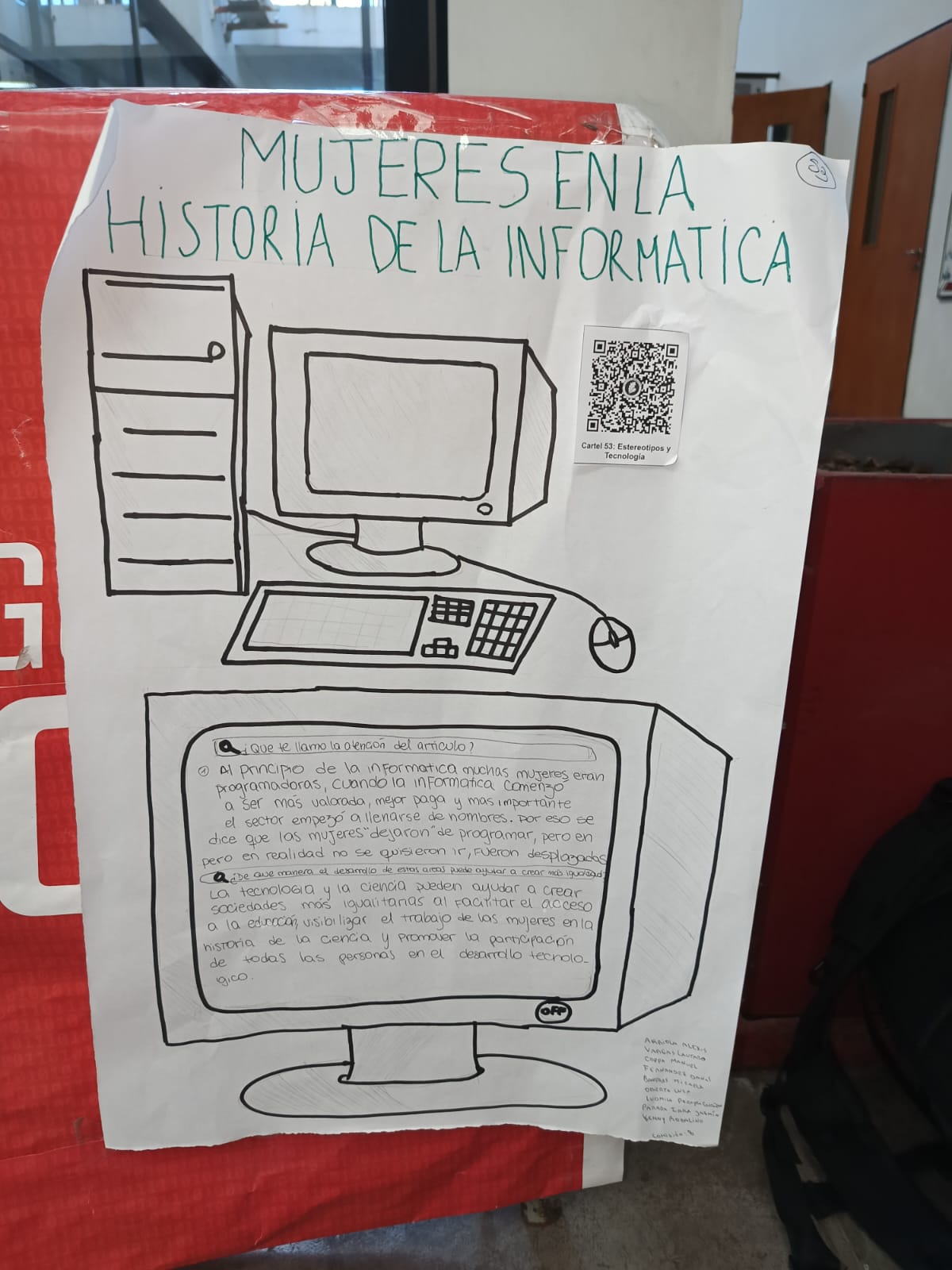 Cartel educativo impreso con un código QR adherido en la parte inferior.